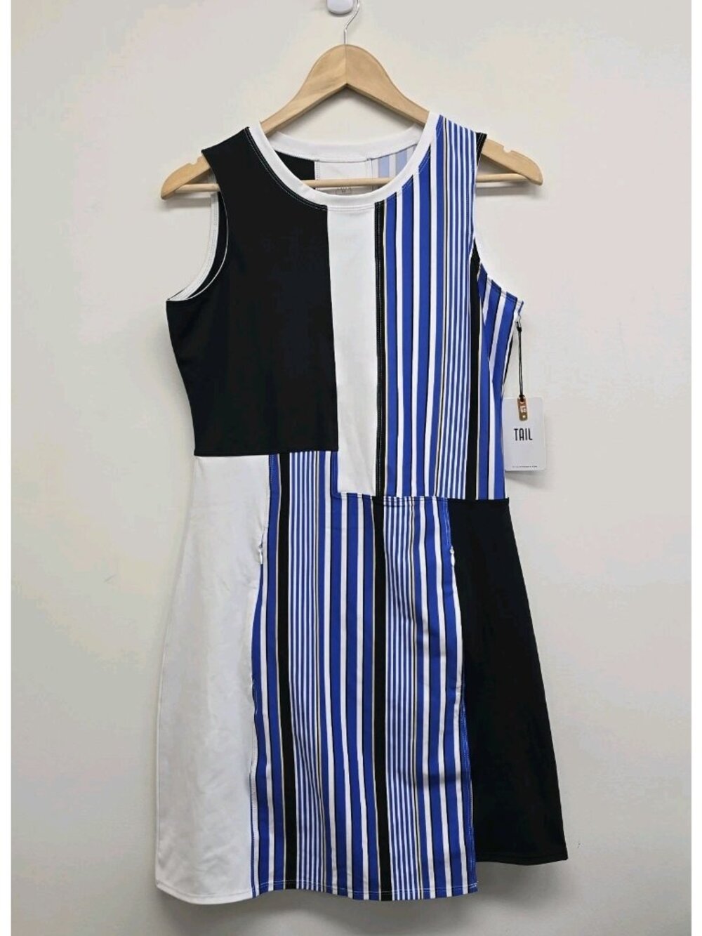 NWT Tail Activewear Dress Sz M Golf Tennis Pickleball UPF 50 Outdoor Zip Pockets